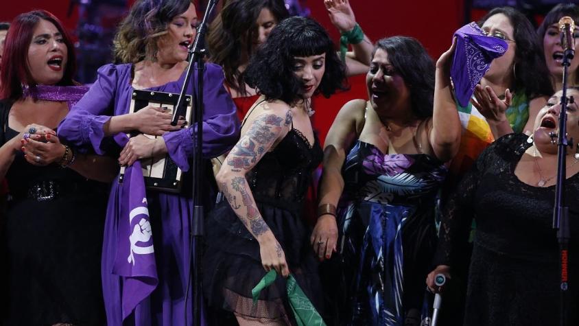 Mon Laferte sorprendió cantando cueca junto a más de 30 mujeres sobre el escenario de Viña 2020