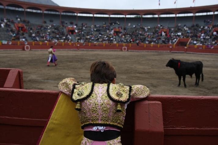 Perú decide el futuro de sus populares corridas de toro y peleas de gallos