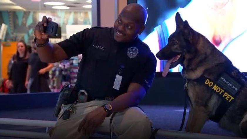 Policía es sorprendido tomándose selfies con su perro rastreador