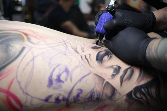 Sernac detecta hongos en cuatro marcas de tintas para realizar tatuajes