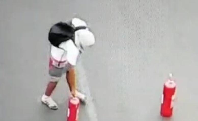 [VIDEO] Detienen a joven que impedía el paso de vehículos cobrando "peaje" en Plaza Baquedano