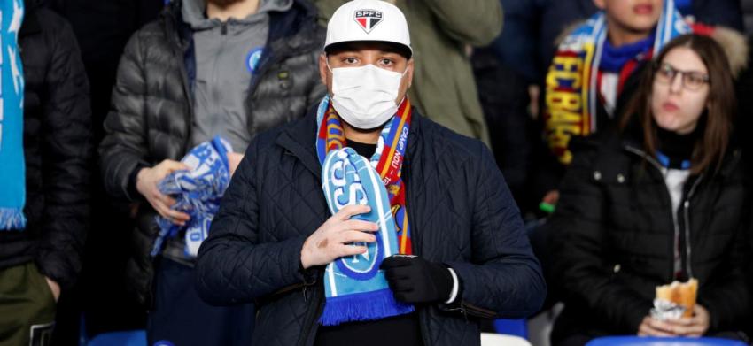 Hinchas llegan con mascarillas al partido entre Napoli y FC Barcelona por temor al coronavirus