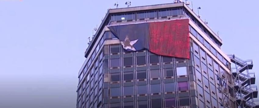 Despliegan bandera gigante en el centro de Santiago en conmemoración de 27F