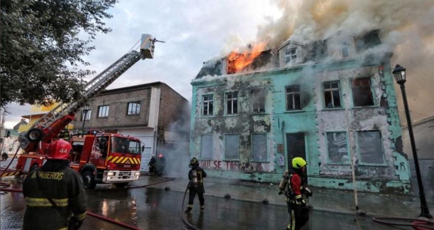 Incendio afectó a monumento nacional Casa de los DDHH en Punta Arenas