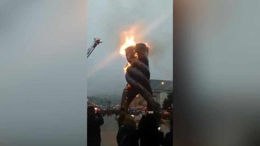 Incendio afecta a "Monumento a la Solidaridad" ubicado frente al Congreso en Valparaíso