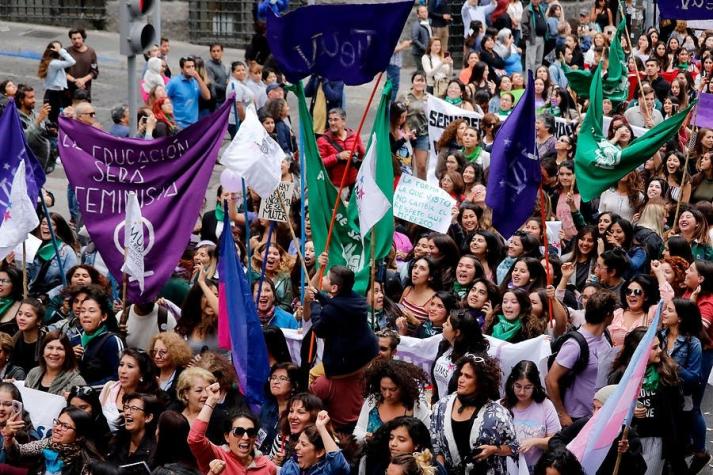 8M: Revisa los desvíos del tránsito que habrá en Santiago por el Día Internacional de la Mujer