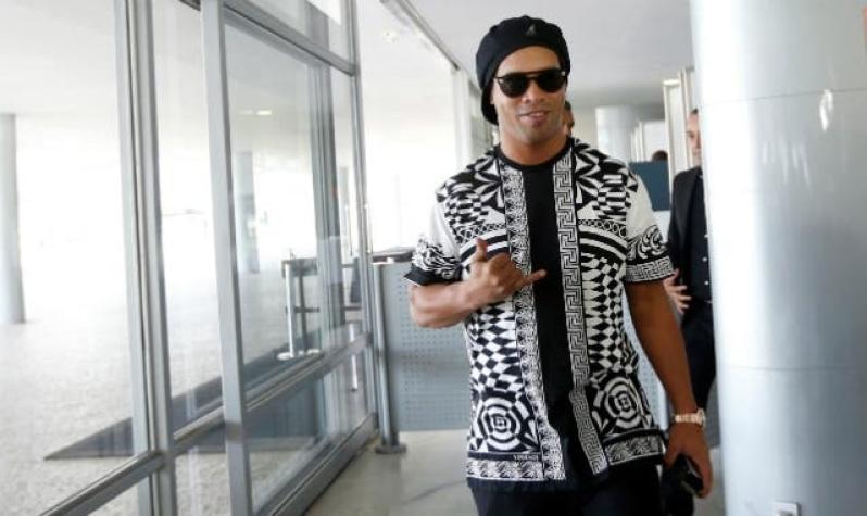 [FOTO] Empleados de Fiscalía donde declaró Ronaldinho aprovechan de fotografiarse con el astro