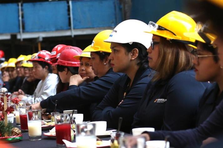 Ingreso per cápita en Chile aumentaría un 20% si mujeres y hombres asumen rol laboral igualitario