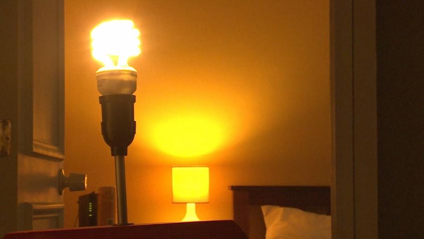 Usuarios reportan cortes de luz y baja de voltaje en diferentes comunas de la región Metropolitana