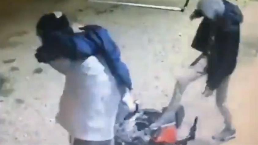 [VIDEO] Quisieron robarle la moto y como no pudieron, la destruyeron