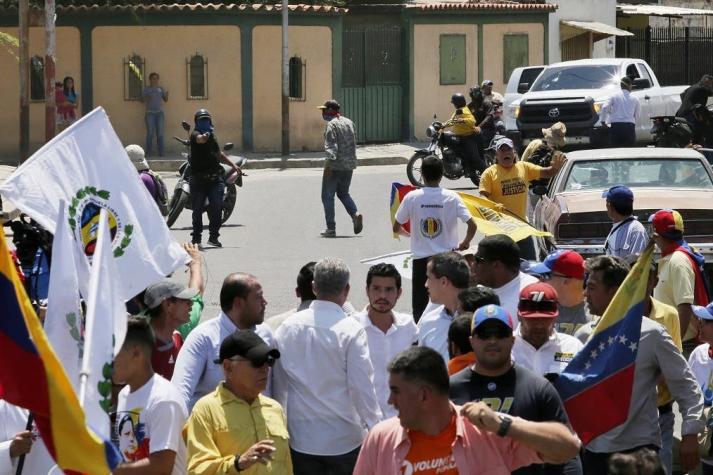 Guaidó denuncia que chavistas balearon manifestación liderada por él