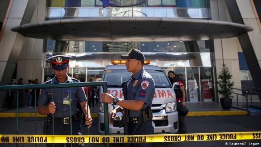 Delincuente armado mantiene unos 30 rehenes en centro comercial de Filipinas