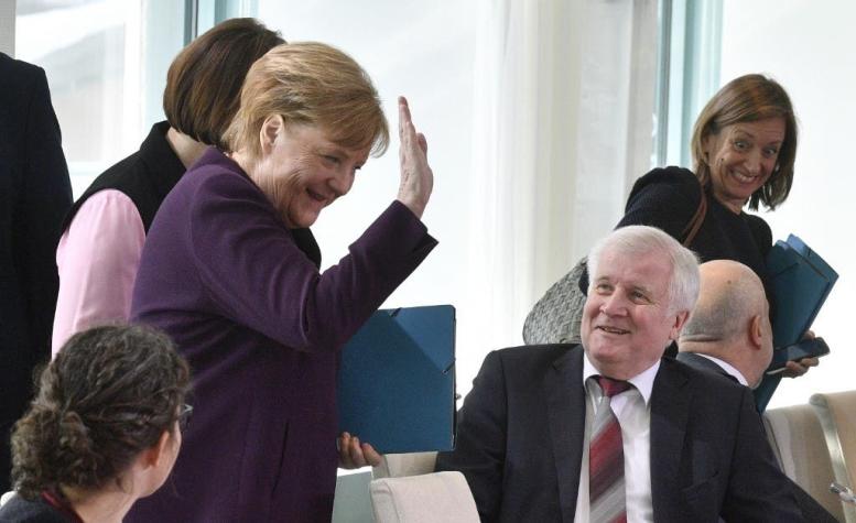 Ministro alemán rechaza "saludo de manos" de Angela Merkel por miedo a contagiarse de coronavirus