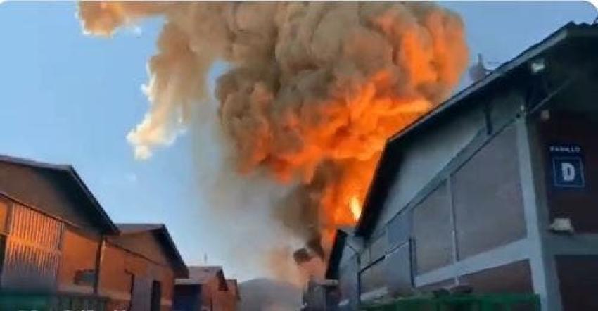 [VIDEOS] Los impactantes registros del incendio que afecta a bodega en Pudahuel