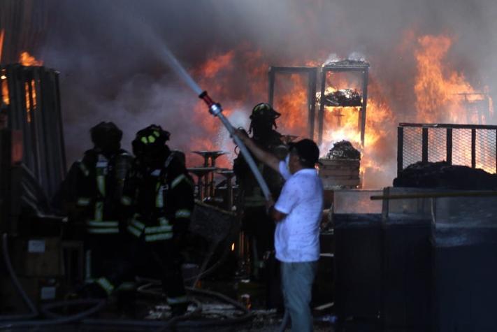 Empresa San Francisco confirma seis bodegas afectadas: El origen del incendio aún se investiga