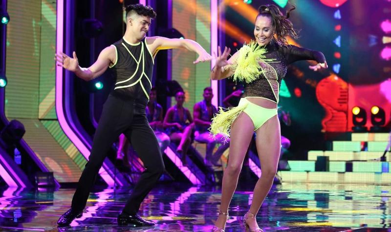 "Bailando por un sueño": Vale Roth lidera la competencia tras presentar osada salsa