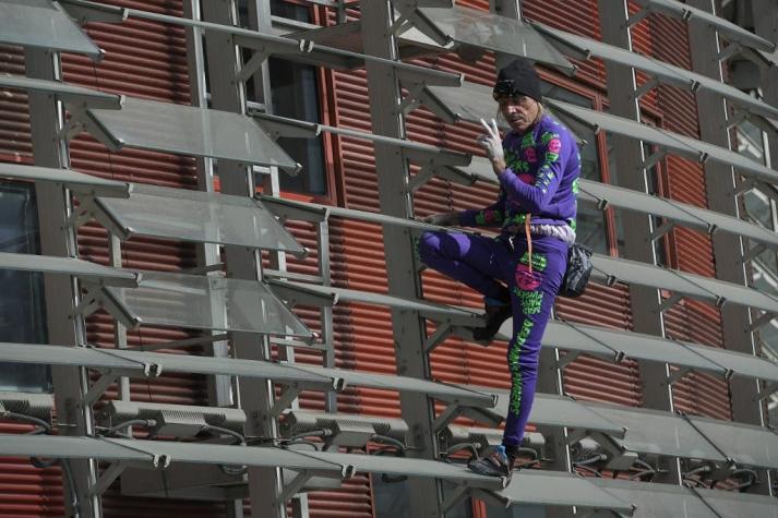 "Spiderman" francés trepa una torre de Barcelona contra el pánico por el coronavirus