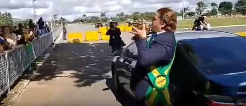 Bolsonaro manda a un imitador para representarlo ante periodistas