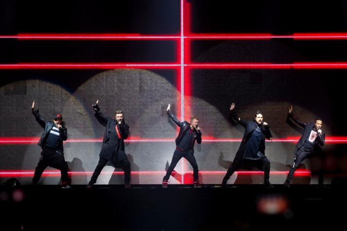 Lo retro es una marca: Backstreet Boys reina la noche santiaguina con su guión más clásico