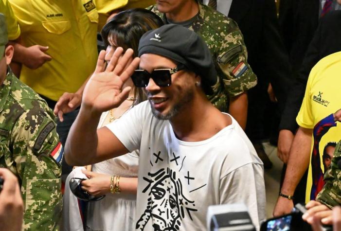 Detienen a Ronaldinho por uso de pasaporte falso en Paraguay