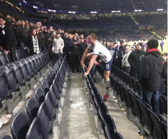 Escándalo en Inglaterra: Jugador del Tottenham subió a la tribuna para pelear con un hincha del club
