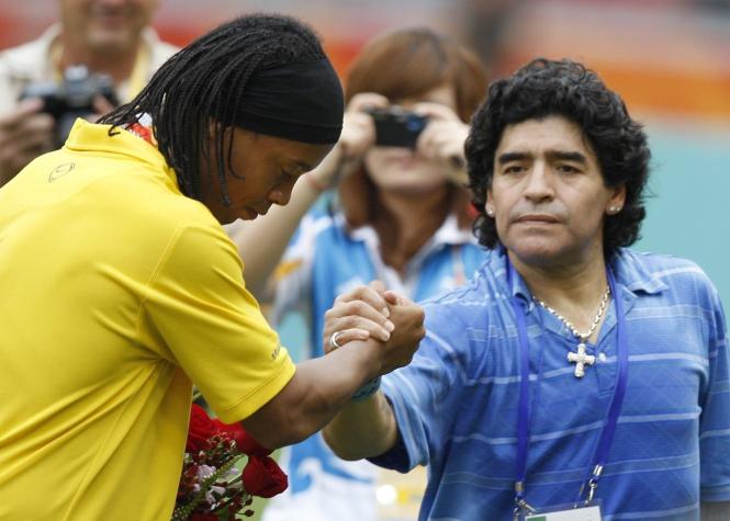 "Fuerza querido amigo": El mensaje que Maradona dedicó a Ronaldinho tras polémica en Paraguay