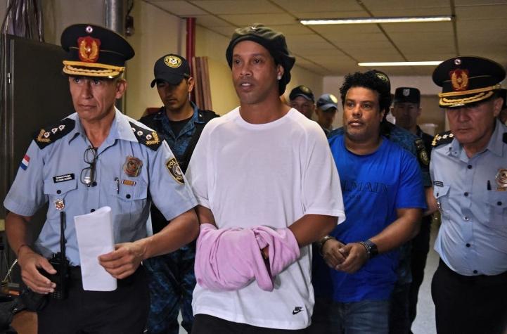[VIDEO] Revelan el momento en que Ronaldinho y su hermano entran esposados al cuartel policial