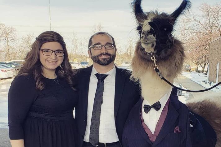 [FOTOS] Hombre sorprende en la boda de su hermana acompañado de una llama vestida con terno