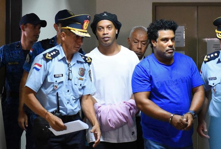 Decretan prisión preventiva para Ronaldinho y su hermano en Paraguay