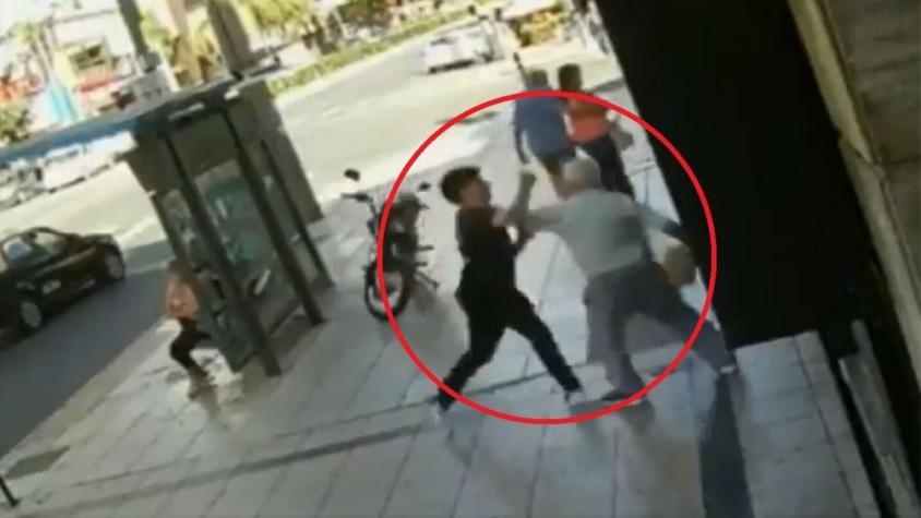 [VIDEO] Joven golpeó a un anciano pero otra persona le "devolvió" el golpe y terminó "knockout"