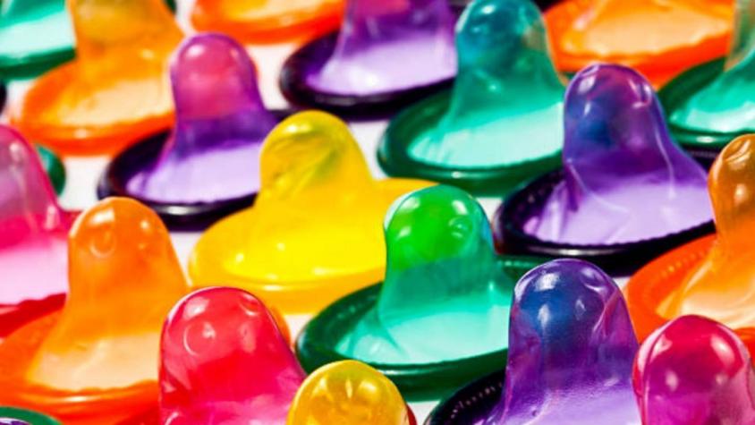 Reportan escasez de preservativos en Australia: Los están usando en los dedos para prevenir COVID-19