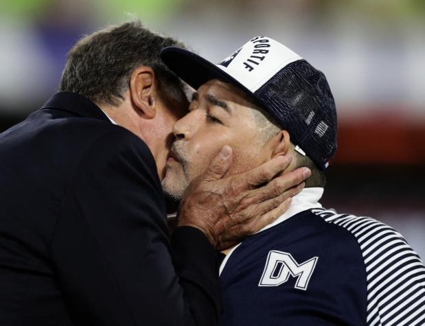[VIDEO] Era una promesa: Maradona fue recibido con un beso en la boca en su regreso a la Bombonera