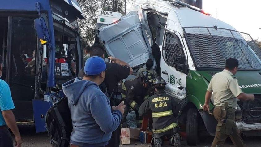 Cinco personas quedan lesionadas tras choque entre furgón de Carabineros y bus del Transantiago