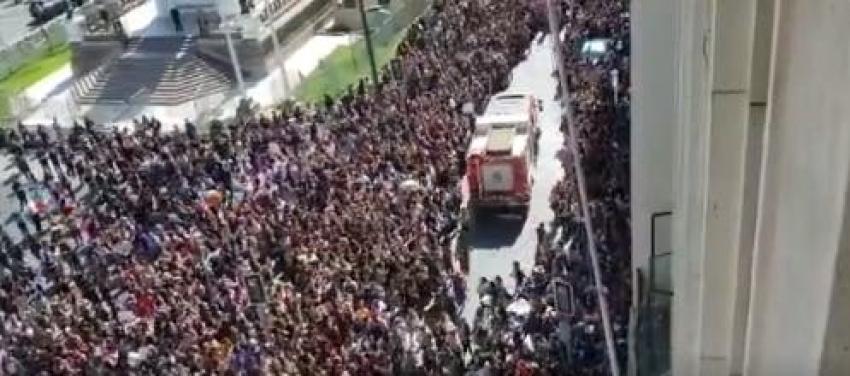 [VIDEO] Marcha del 8M en Valparaíso abre paso a carro de Bomberos que iba a combatir incendio