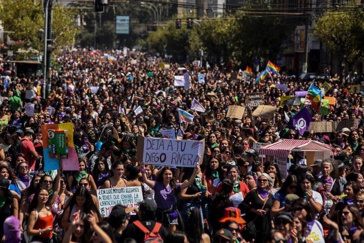 8M: Masiva marcha desde Viña del Mar a Valparaíso para conmemorar el Día de la Mujer