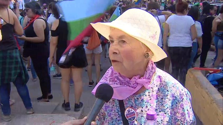 "Mi madre luchó por el voto femenino": El emotivo mensaje de una abuelita que asistió a la marcha 8M