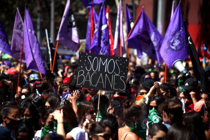 Desvíos y cierres de estaciones del Metro: Mujeres marchan por la Alameda  en conmemoración del 8M