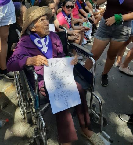 "Lo que no tuve para mí lo quiero para ustedes": Abuelita de 100 años se vuelve viral en marcha 8M