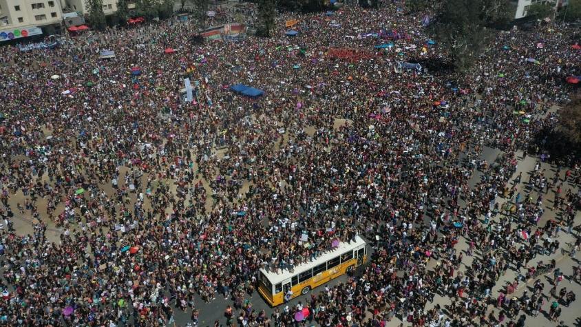 Desvíos y cierres de estaciones del Metro: Mujeres marchan por la Alameda  en conmemoración del 8M