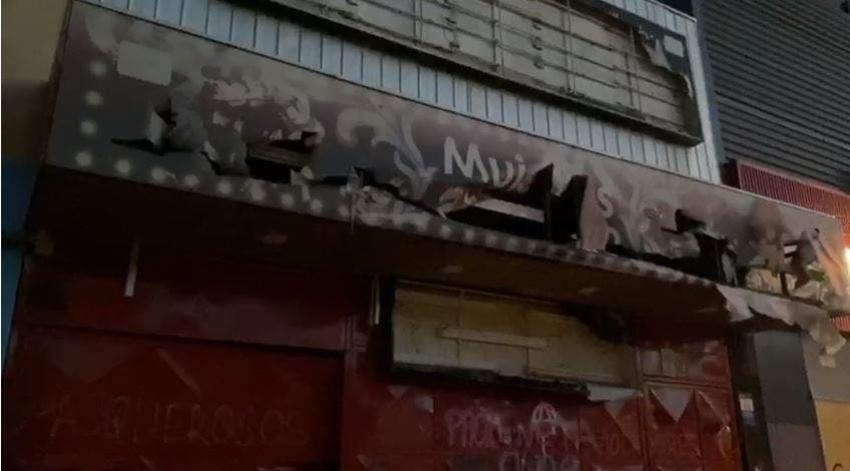 [VIDEO] Un grupo de mujeres intenta destruir ingreso de night club "Mujeres de Lukro" en Concepción