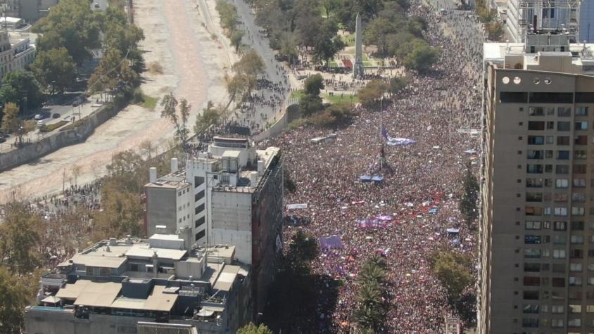 [VIDEO] 150 mil o dos millones: ¿Cuántas mujeres marcharon este domingo por Santiago?