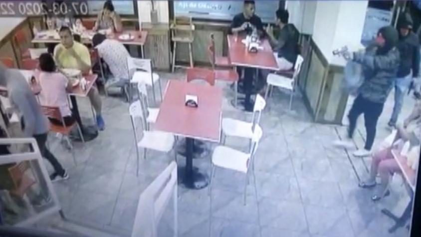 [VIDEO] Asalto a restaurante en barrio Yungay termina en balacera