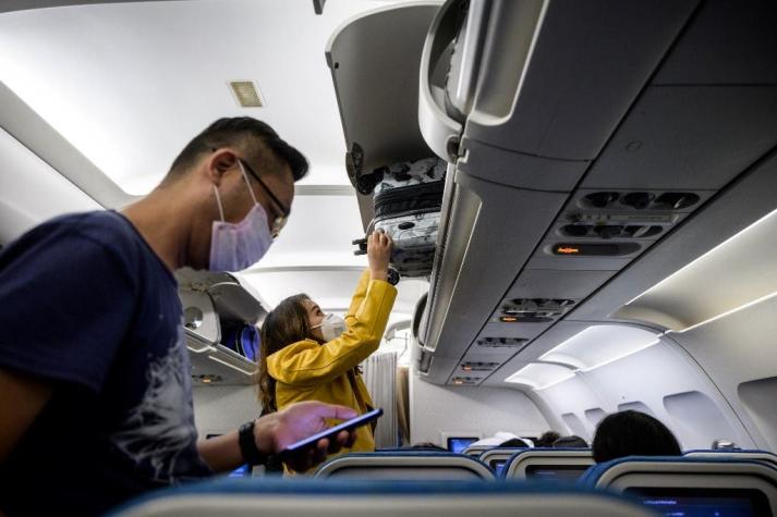 Paranoia por coronavirus obliga a avión a aterrizar: persona comenzó a estornudar sin parar
