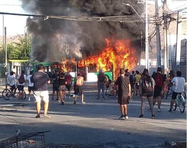 Queman micro en medio de manifestaciones en Quilicura: Transantiago informa desvíos
