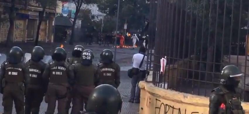 Instituto Nacional es escenario de nuevos incidentes: encapuchados lanzan bombas molotov