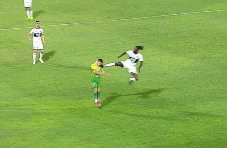 [VIDEO] Patada voladora de Adebayor marca su expulsión de partido por Copa Libertadores