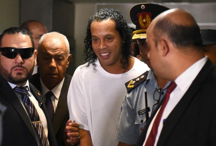 A Ronaldinho se lo pelean los equipos de la cárcel para ganar curioso trofeo: Un lechón de 16 kilos