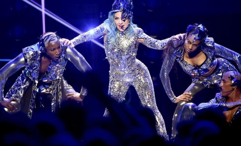 Lady Gaga vuelve a sus orígenes con impactante portada cyborg para revista Paper