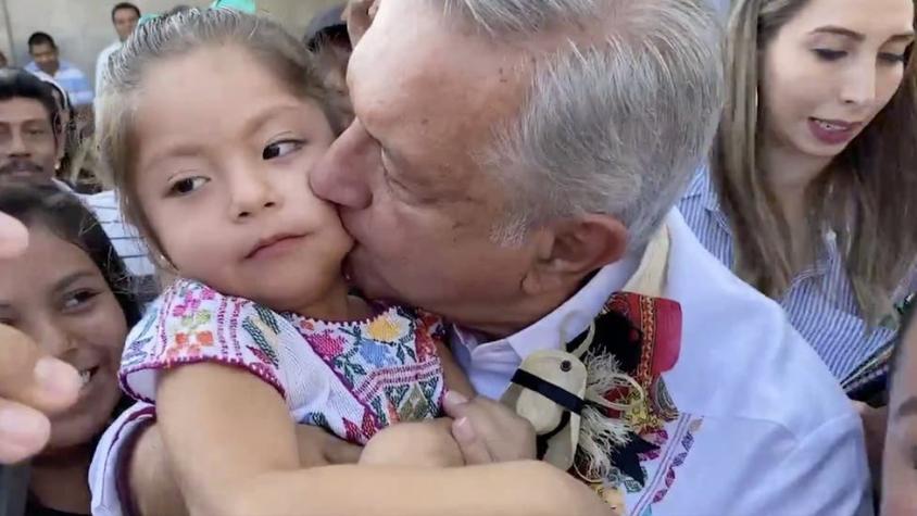 Coronavirus en México: las críticas a AMLO por seguir besando y abrazando a sus seguidores