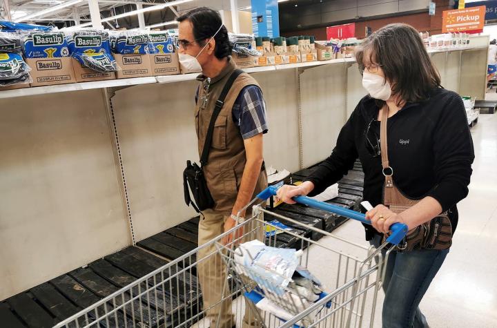 Walmart limita el acceso de clientes a sus supermercados en medio de brote de coronavirus